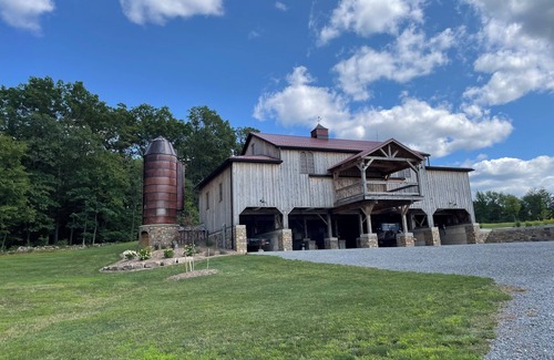 Antes Fort House | RV lot Hook Up, 5 minutes off I 80. Peacefully hidden behind our vintage barn.