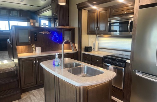 Southeast Houston Apartment | RV Luxury Glamping at RV Resort 20min from Downtown
