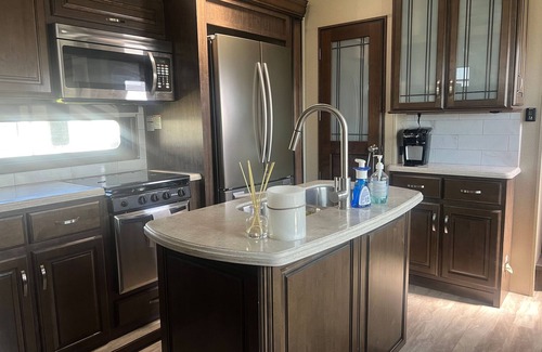 Southeast Houston Apartment | RV Luxury Glamping at RV Resort 20min from Downtown