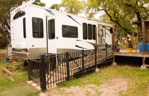 Dripping Springs House | RV Near Restaurants/Breweries/Wineries/Venues