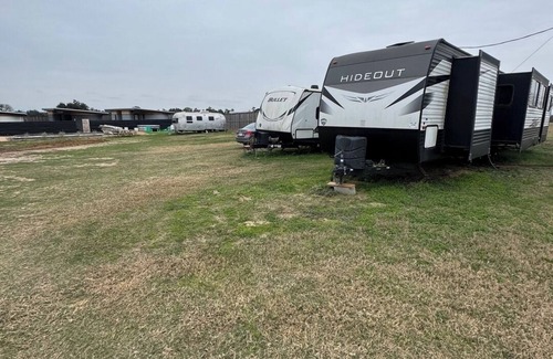 Round Top Apartment | RV Spot #7 @ The Halles