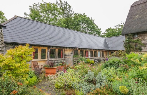 Ettington Cottage | RYEPIECE COTTAGE, romantic, with a garden in Ettington