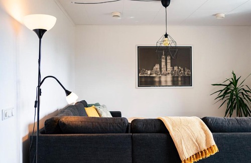 Skurup Apartment | Rymligt radhus med trädgård & parkering