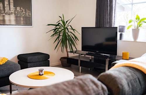 Skurup Apartment | Rymligt radhus med trädgård & parkering