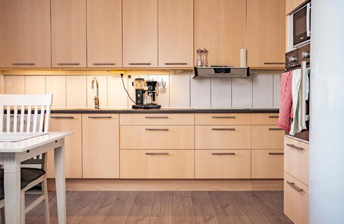 Skurup Apartment | Rymligt radhus med trädgård & parkering