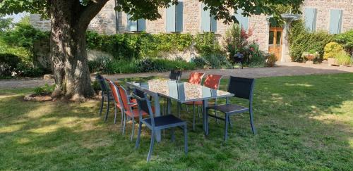 Blace House | Séjour élégance et bien-être au CHATEAU de GRANDMONT - piscine et parc arboré au coeur du vignoble du Beaujolais