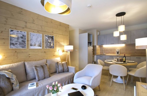 Eclose-Est Condo | Séjour de ski élégant et lumineux + wifi gratuit!