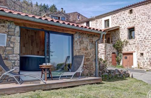 Saint-Julien-Molin-Molette House | Séjour paisible en gîte de charme avec spa en campagne - FR-1-496-334