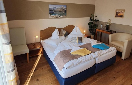 Seeboden Cottage | Süd - See Zimmer Zedernplatz mit Balkon - Gästehaus Bärwald