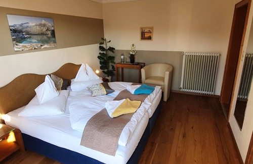 Seeboden Cottage | Süd - See Zimmer Zedernplatz mit Balkon - Gästehaus Bärwald