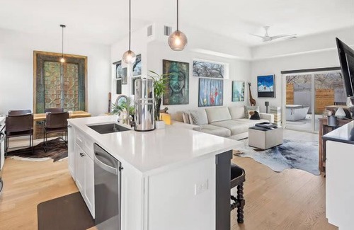 South Manchaca House | S. ATX Paradise-Pool, Hot Tub & Ping Pong!