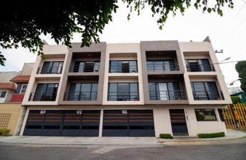 Ciudad Lopez Mateos Apartment | S04 SUITE CON CAMA KING SIZE Premium Frente al TEC CEM con Cocineta WiFi Balcón Parking Terraza