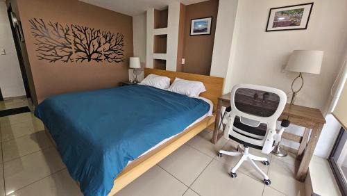 Ciudad Lopez Mateos Apartment | S04 SUITE CON CAMA KING SIZE Premium Frente al TEC CEM con Cocineta WiFi Balcón Parking Terraza