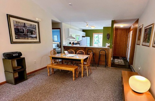 Bretton Woods Apartment | S48 Upper level end unit condo 10 minute walk to Mt Washington Hotel,