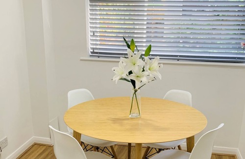 Farnham Apartment | SA Today Farnham with Fibre Wi-Fi & Netflix