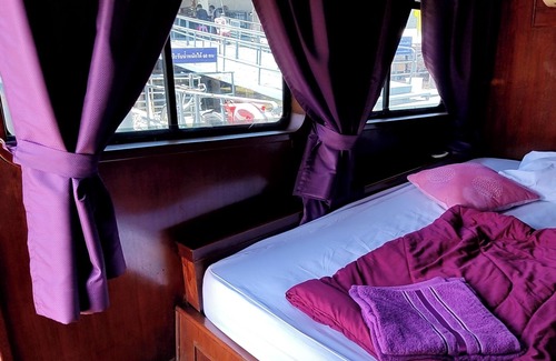 Siriraj Boat Rental | Sabai Sabai Liveaboard Bangkok Your Stay on the river in the center of Bangkok.