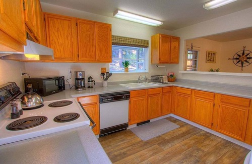 Lincoln Park House | Sadie's Hustle | Walk to Beach-Pool Table | NVH0823