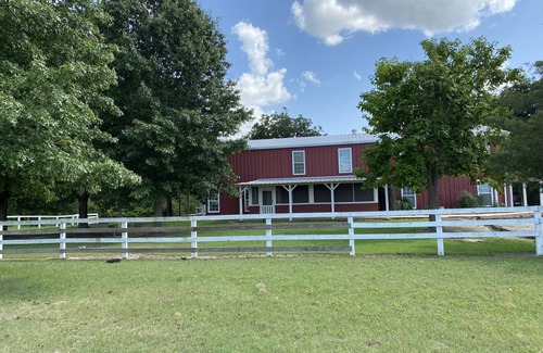 Mattson House | Safe Clarksdale Stay/Secluded 2600 sqft Barn House