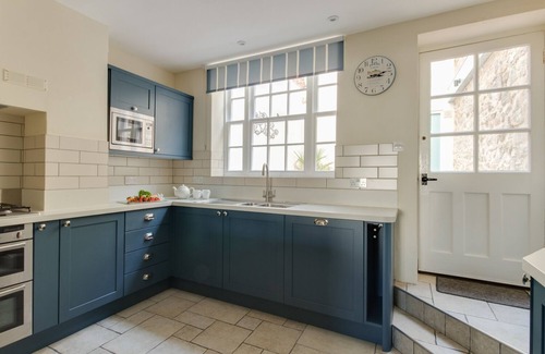 Weymouth Cottage | SAFE HARBOUR, pet friendly, with a garden in Brewers Quay Harbour