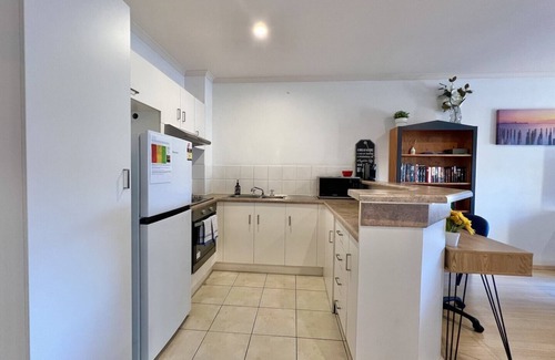 North Adelaide Condo | Safe & secure 2 bedroom apartment on Melbourne St, North Adelaide. Near CBD and Hospital. Free Park.