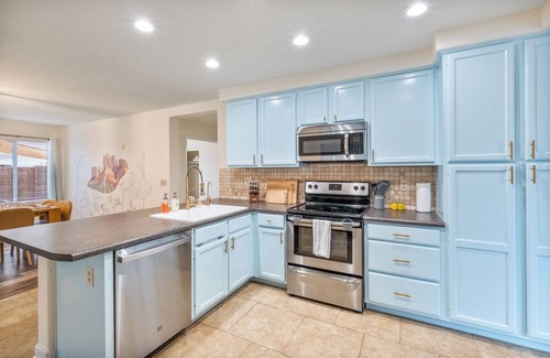 East Mesa House | Saguaro Spa Retreat: Heated Pool, Spa, Golf, Pool Table, Massage Chair,Sleeps 14