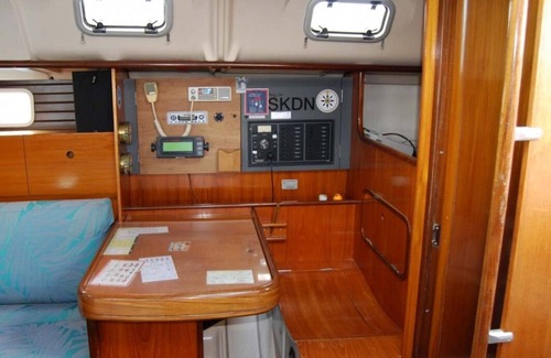 Malendure Boat Rental | SAILBOAT at quay or at anchor 3 double cabins and a berth