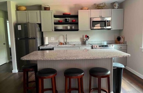 Oriental Apartment | Sailor’s Choice @ Blackwell Point Marina. Pet friendly & boat slips available!
