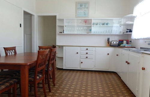 Lota House | Sailors Rest - 50m to Water front - Sleeps 8