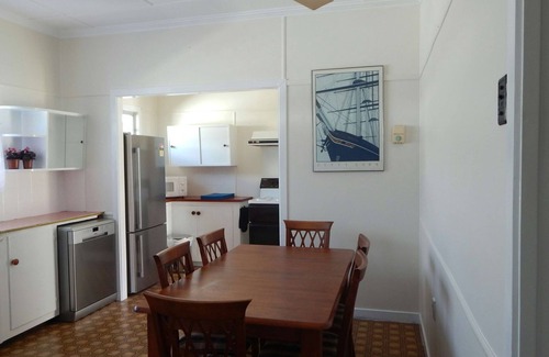 Lota House | Sailors Rest - 50m to Water front - Sleeps 8