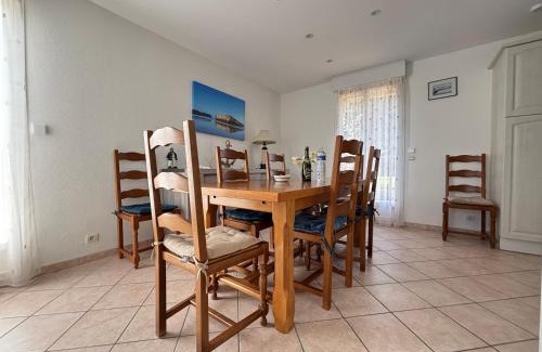 Sainte-Honorine-des-Pertes House | Saint Ho Mer Maison lumineuse vue mer 8 pers 4 chambres 2 sdb 2 WC étage rénové en 2025 belle terrasse grand jardin clos parking 8 mn à pied petite plage grand jardin près de Port en Bessin, Bayeux et plage Omaha beach