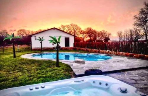 Myra Apartment | Saint Jo Pool Hot Tub Great Views Near Winery