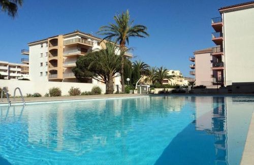 Sainte-Maxime Apartment | Sainte-Maxime : Studio cabine avec piscine, parking, climatisation et terrasse - FR-1-226-294