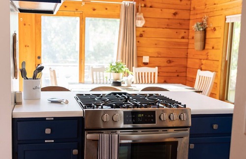 Salem Lakes Cabin | Salem Lakes Chalet- cozy log cabin near Wilmot Mountain