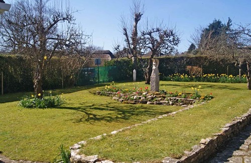 Corfe Castle Village Cottage | Sali's Orchard (Sleeps 6 + Baby)