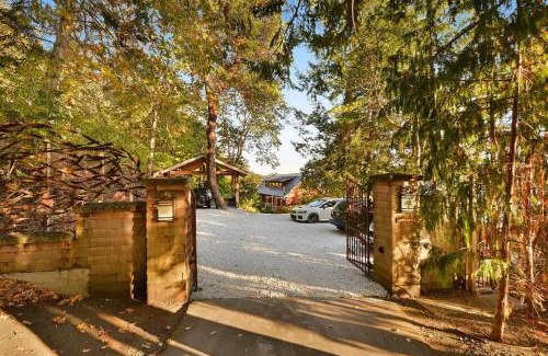 Cowichan Bay House | Salishan Chief Suite