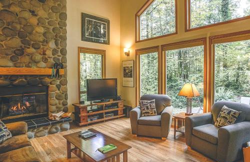 Brightwood House | Salmonberry Retreat - Meredith Lodging
