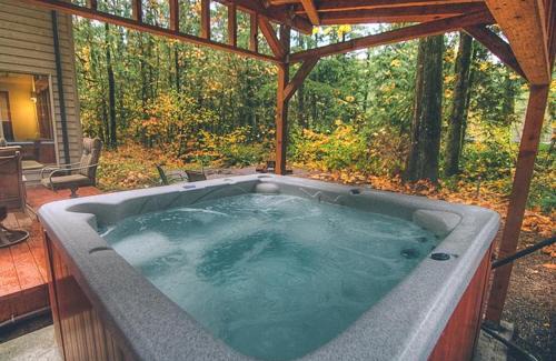 Brightwood House | Salmonberry Retreat - Meredith Lodging