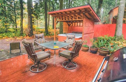 Brightwood House | Salmonberry Retreat - Meredith Lodging