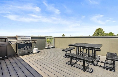 Wallingford Apartment | Salmonberry Studio in Wallingford - 97 Walkscore!