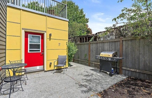 Wallingford Apartment | Salmonberry Studio in Wallingford - 97 Walkscore!
