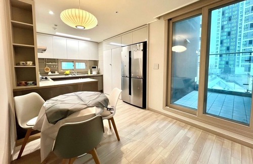 Yeonsu-gu Apartment | 'Salon de Lune' Park view, In 5min Subway stn. Relax & cozy house. Pet-Friendly!