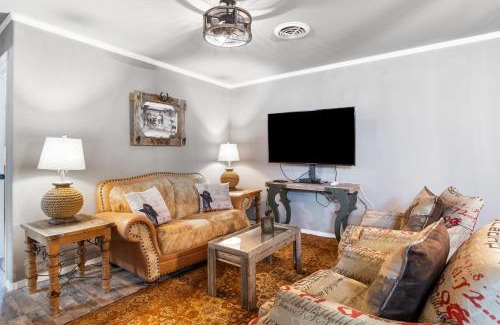Bandera House | Salt Block - The Cowboy Suite 4