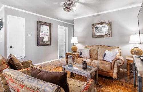 Bandera House | Salt Block - The Cowboy Suite 4