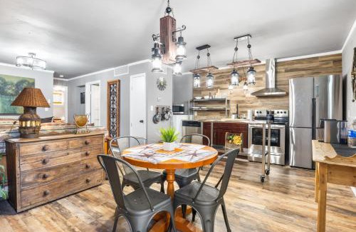 Bandera House | Salt Block - The Rustic Suite 1