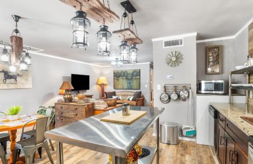 Bandera House | Salt Block - The Rustic Suite 1