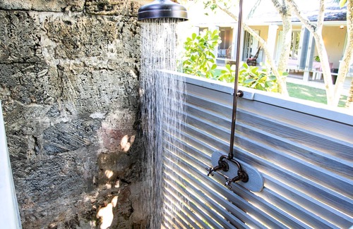 Dunmore Town House | Salt Box: an Enchanting Historical Property with a Pool