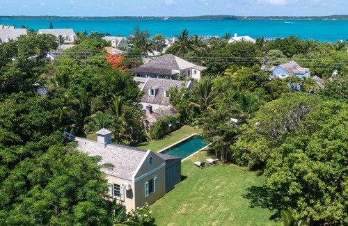 Dunmore Town House | Salt Box: an Enchanting Historical Property with a Pool