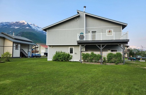 Valdez House | Saltwater and Snowflakes a welcoming 4-bedroom house with WiFi in Valdez