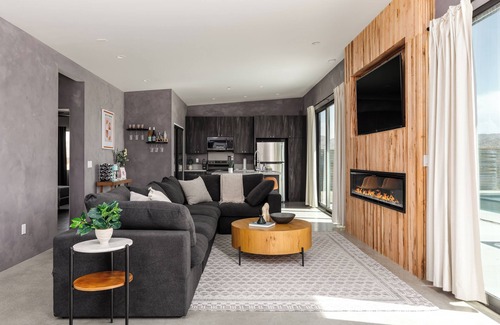 Joshua Tree House | Saltwater Pool - Pickleball - Bocce - Glamping - EVcharger in Joshua Tree