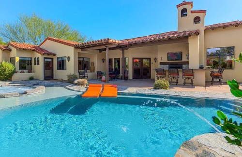 Palm Springs House | Saltwater Pool/Spa, Tanning Shelf, Firepit, Outdoor Fireplace Shower Free WiFi